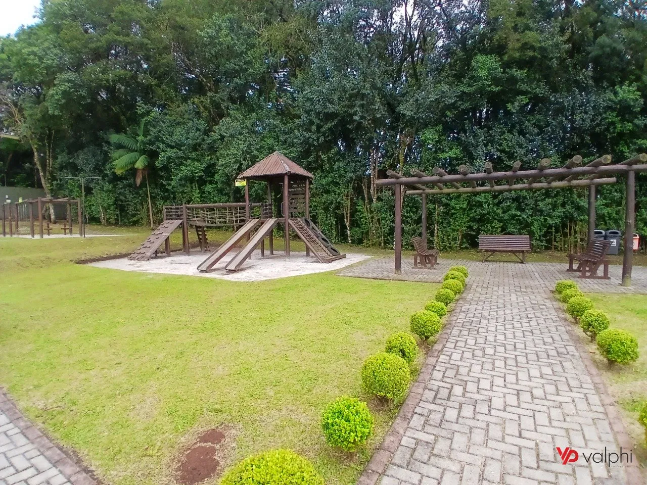 4-bedroom house with a grill on the balcony — photo 107