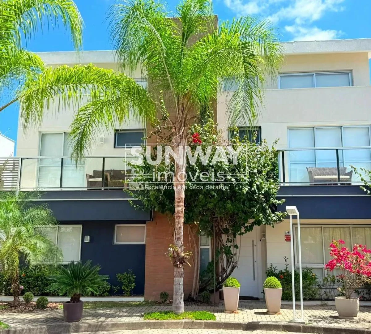 Balcony with a grill in a 4-bedroom house, 253 m² — photo 2