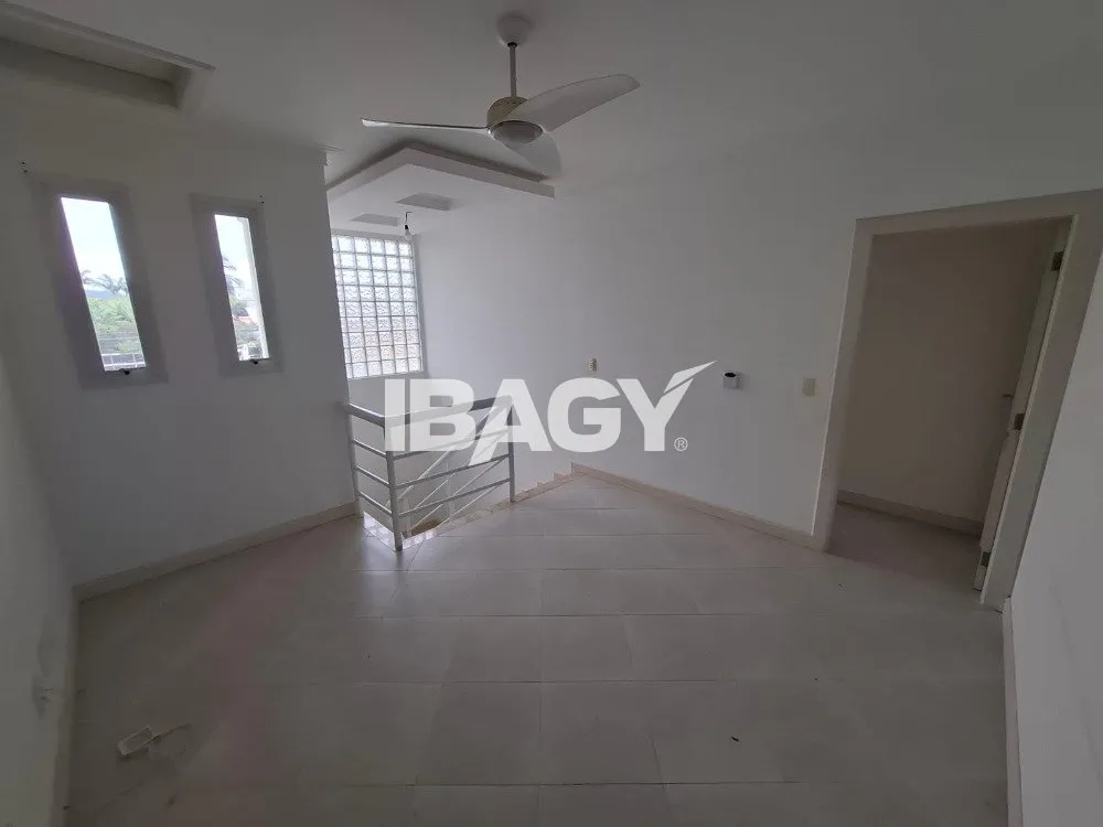 4-bedroom house with 3 suites and 400 m² total area — photo 34