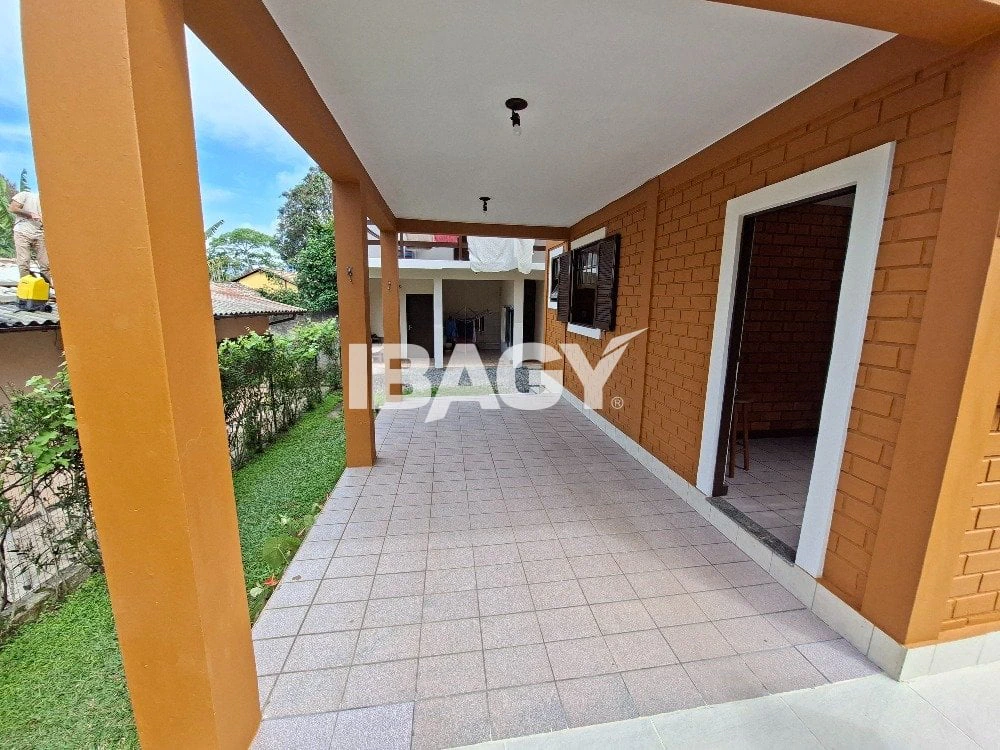 House with 3 bedrooms and a dedicated laundry area — photo 13