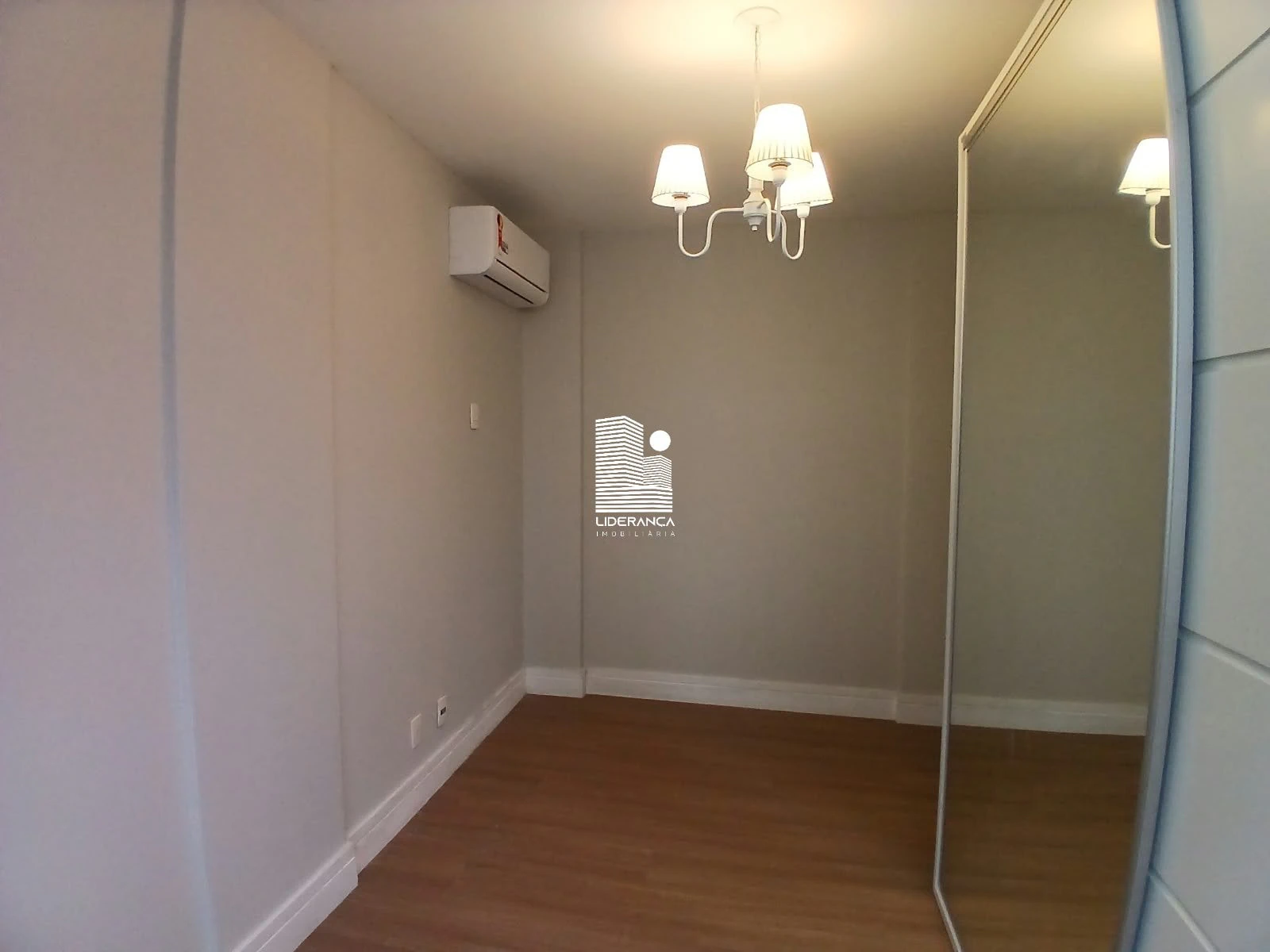 Apartamento com piso de madeira ou laminado, Centro — photo 26