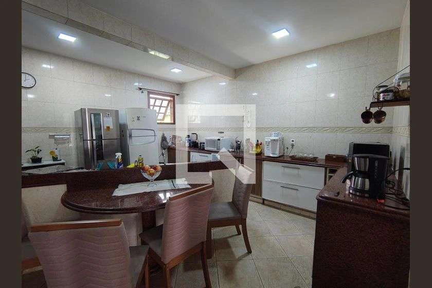Furnished house with 5 bedrooms and 631 m² — photo 4
