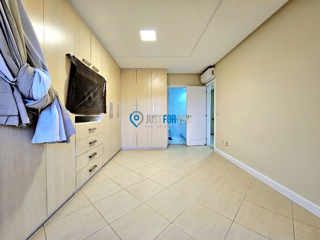 House with 5 bedrooms, 300 m² and a closed gas kitchen — photo 22