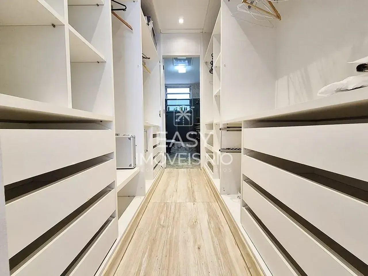 Apartamento sin amueblar con 4 dormitorios y balcón de vidrio — photo 3
