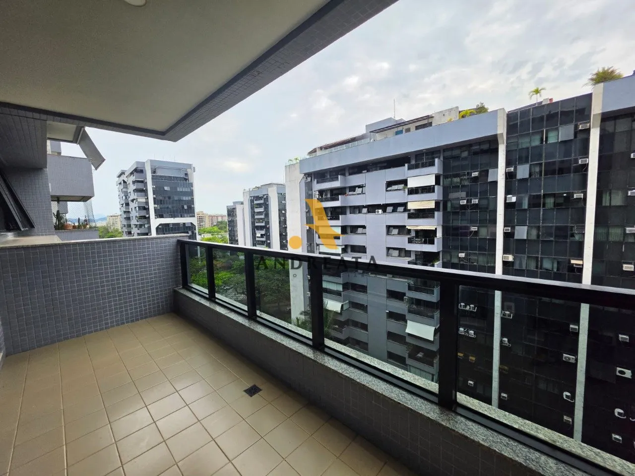 Apartamento com cozinha fechada e 123 m²