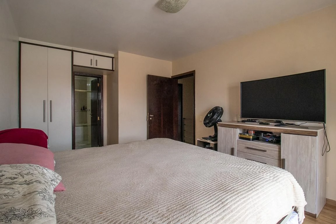 3-bedroom house with a bathtub in Curitiba — photo 31