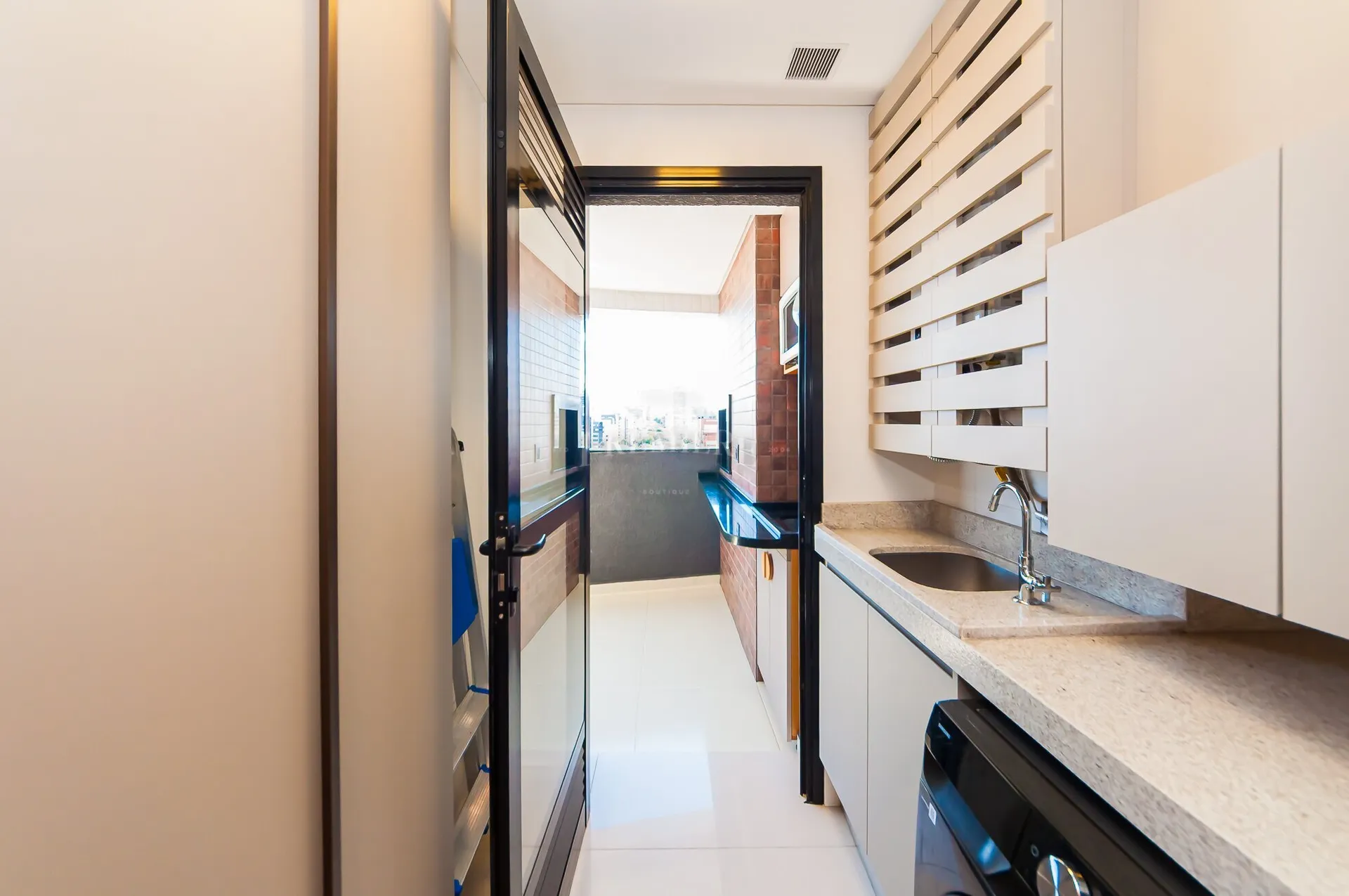 Furnished apartment, 151 m², with floor-to-ceiling windows — photo 14