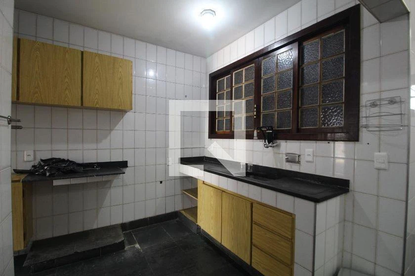 265 m² house with a home office and a bathtub — photo 23