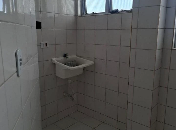 Unfurnished apartment with 3 bedrooms and 1 bathroom — photo 4