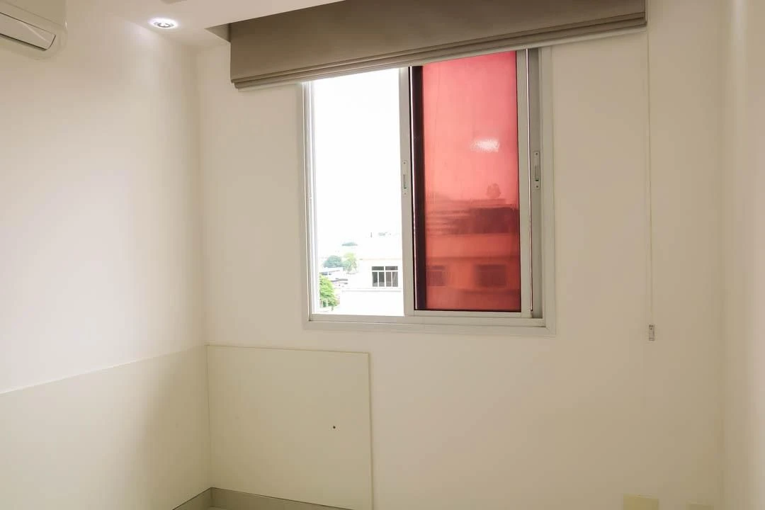Balcony with a grill in a 2-bedroom apartment, 60 m² — photo 40