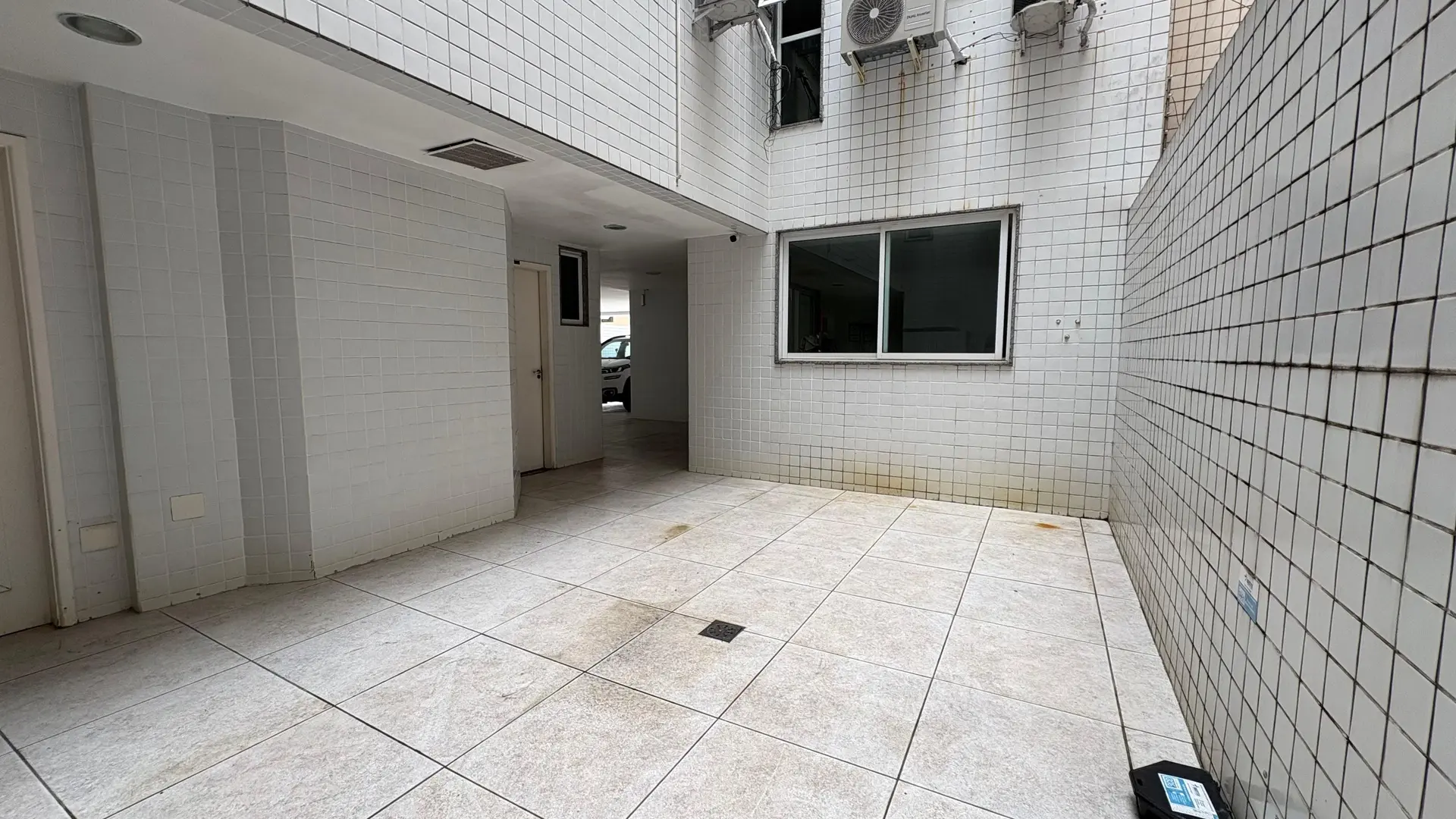 100 m² apartment with a grill on the balcony and a jacuzzi — photo 30