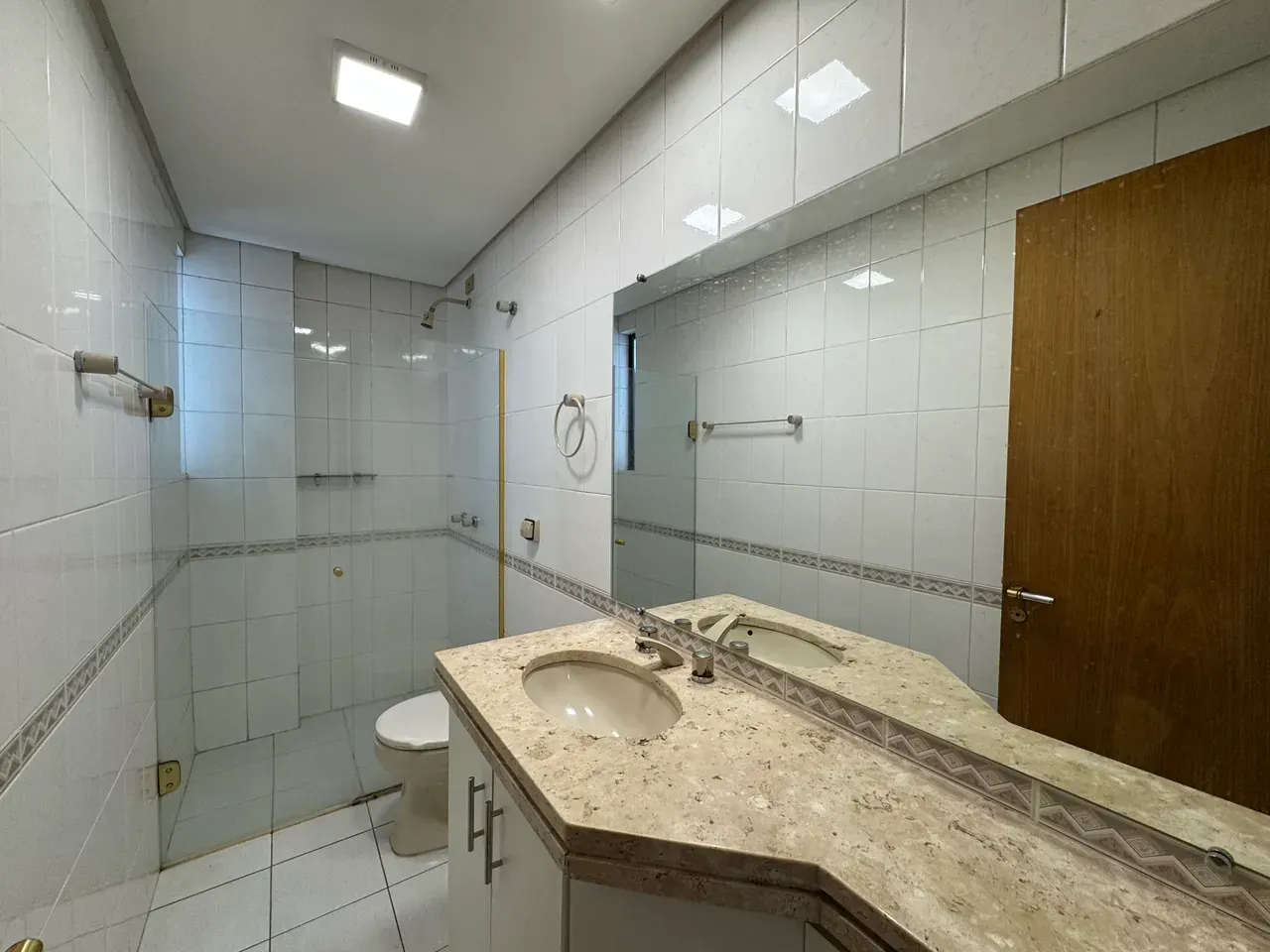 1-bedroom apartment with open-plan kitchen and balcony — photo 11