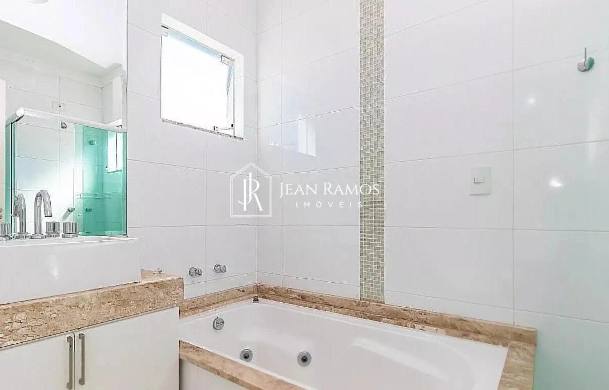 Bathtub in a 3-bedroom house, 115 m² — photo 23