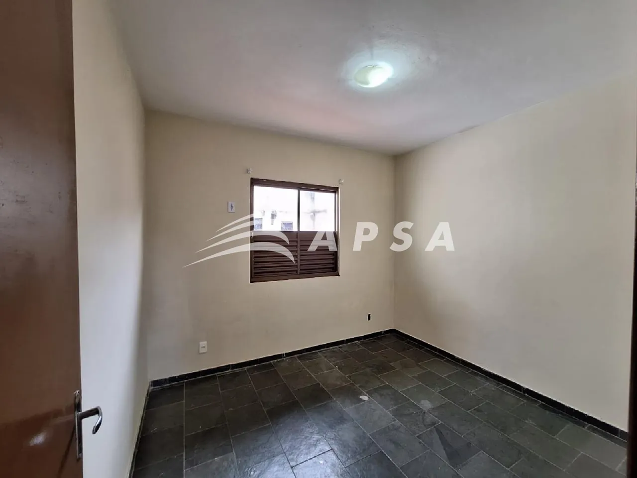 Casa com 2 quartos e cozinha fechada com fogão a gás — photo 9
