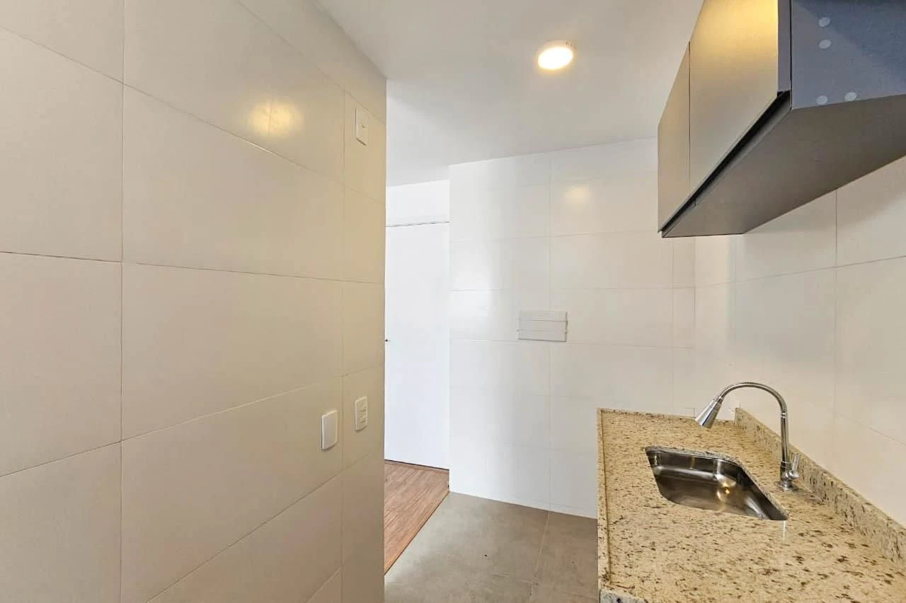 2-bedroom apartment in a building with a gym — photo 14