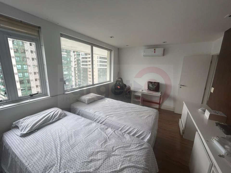 Home office in a 3-bedroom apartment, 124 m² — photo 6