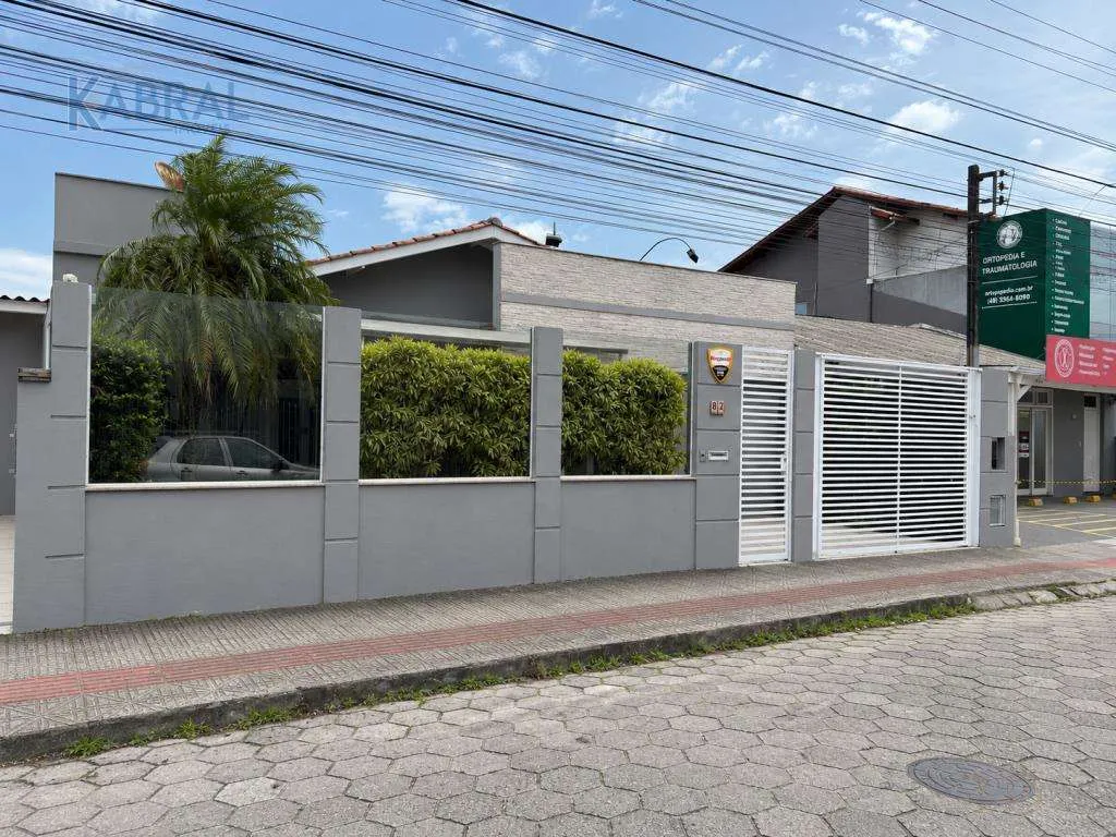 Casa de alquiler con 4 dormitorios y 200 m²