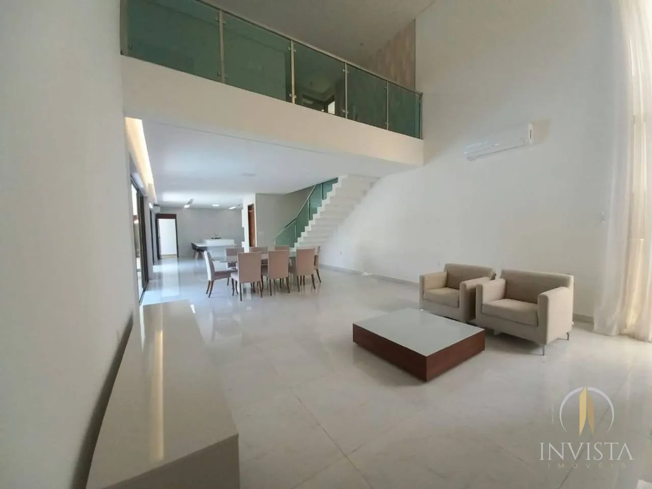 Furnished house, 481 m², with floor-to-ceiling windows