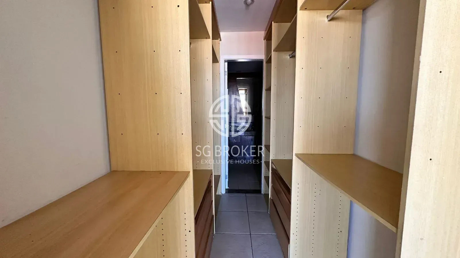 Apartment with 3 bedrooms and 5 bathrooms, with a balcony — photo 19