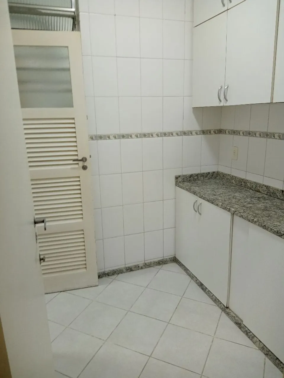 Apartamento de 1 quarto com piso de madeira ou laminado