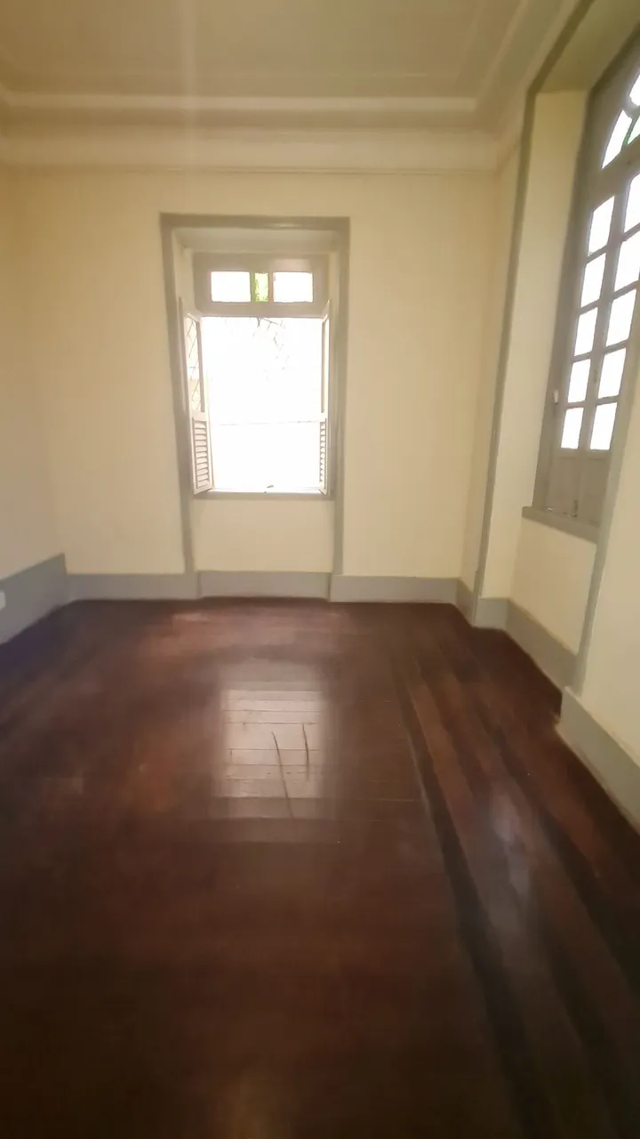 2-bedroom apartment with wood or laminate floors — photo 5