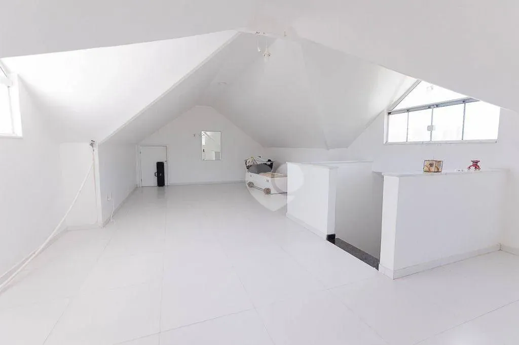 Furnished triplex house with 4 bedrooms and 370 m² — photo 50
