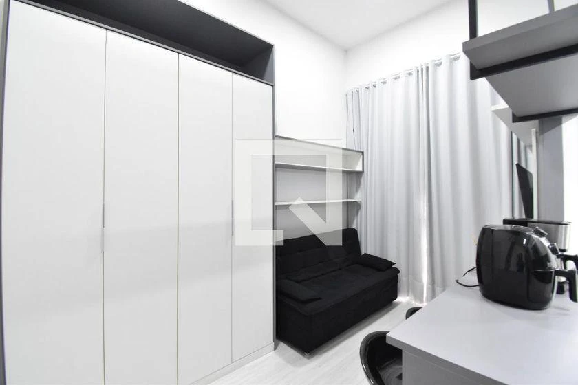 One-bedroom apartment in a building with a gym — photo 7