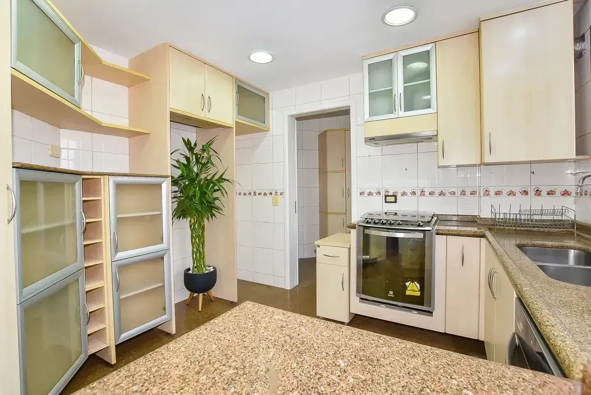 2-bedroom apartment with a home office — photo 2
