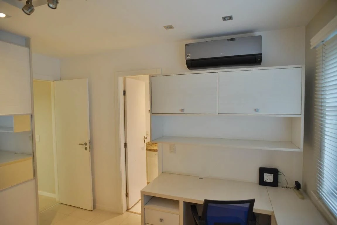 3-bedroom apartment with a glass-enclosed balcony — photo 21