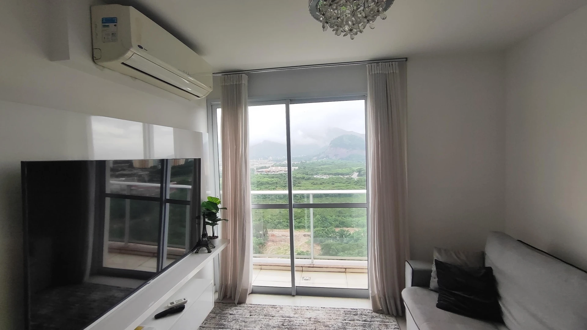 3-bedroom apartment with a glass-enclosed balcony — photo 15