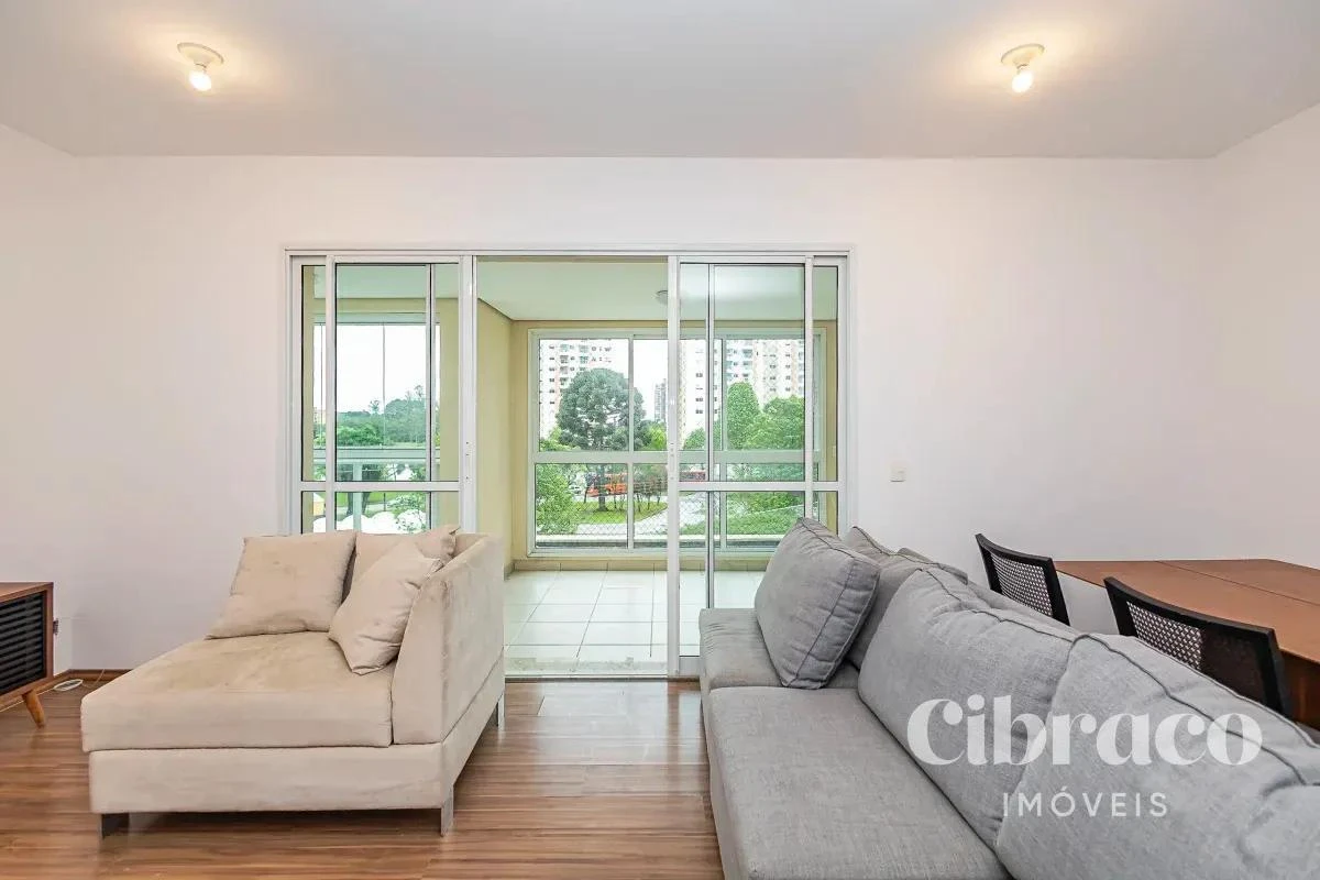 Balcony with a grill in a 4-bedroom apartment, 131 m² — photo 10