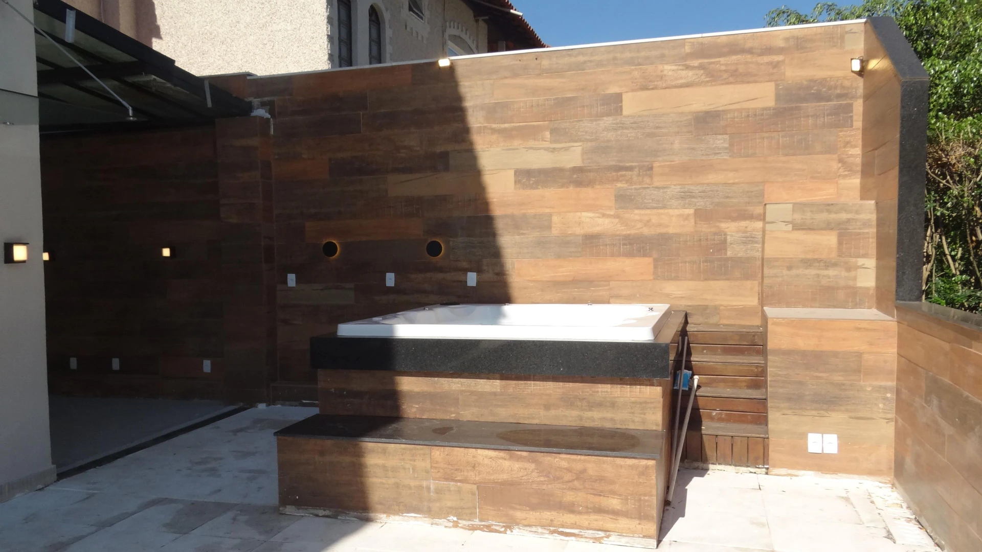 Casa de 384 m² com janelas do piso ao teto e varanda gourmet — photo 62