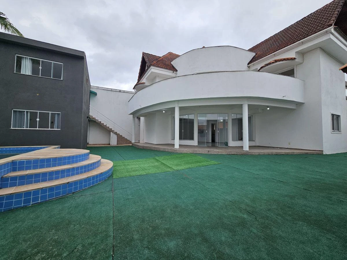 6-bedroom house with a closed-off kitchen — photo 6