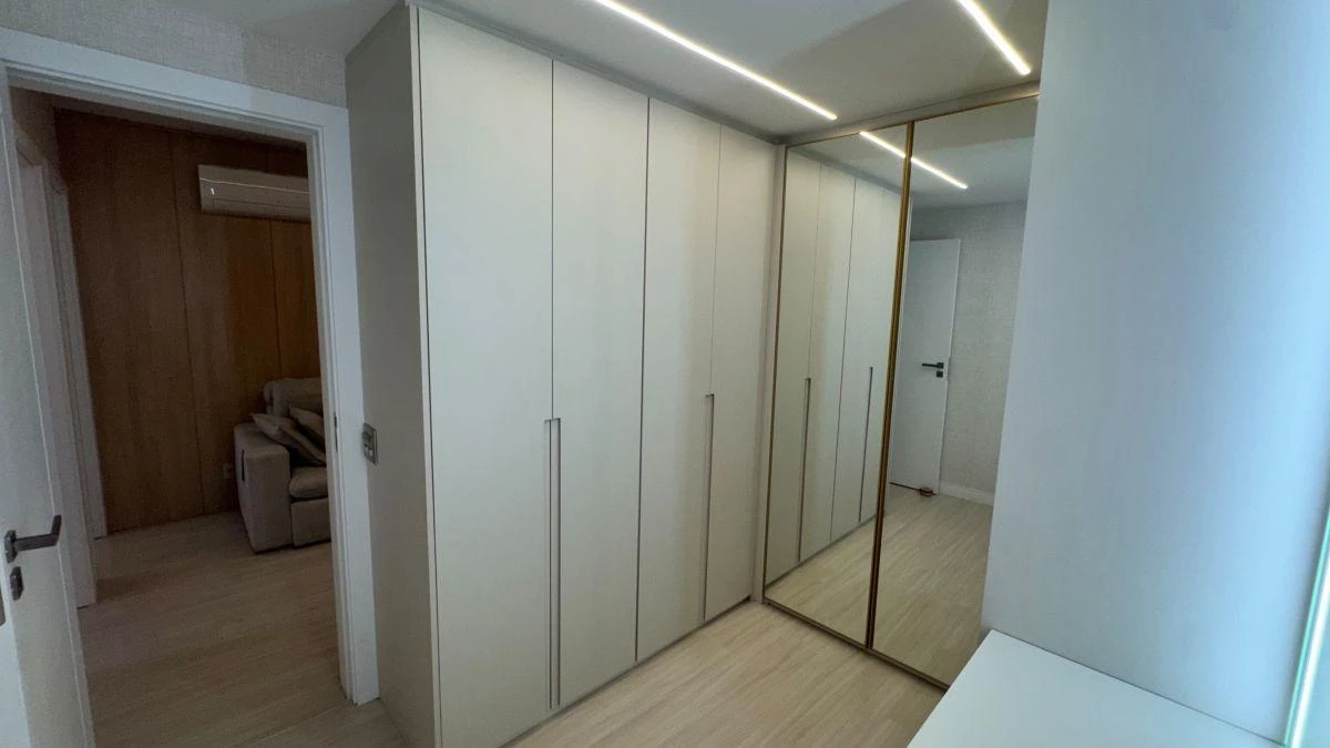 Walk-in closet in a 4-bedroom apartment, 217 m² — photo 14