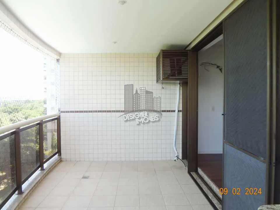 Balcony with a grill in a 3-bedroom apartment, 129 m² — photo 36
