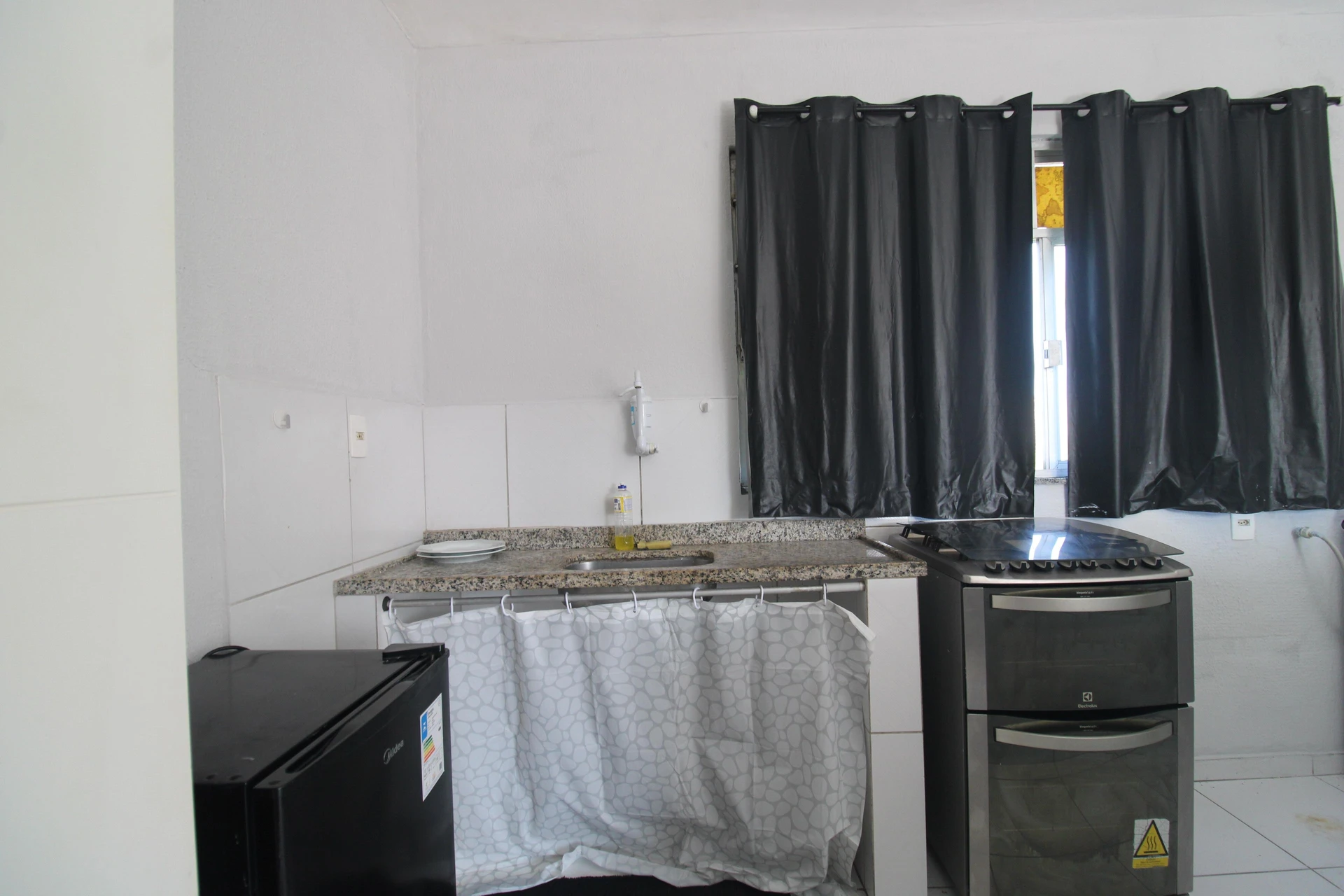 Furnished studio with kitchenette and en-suite — photo 13