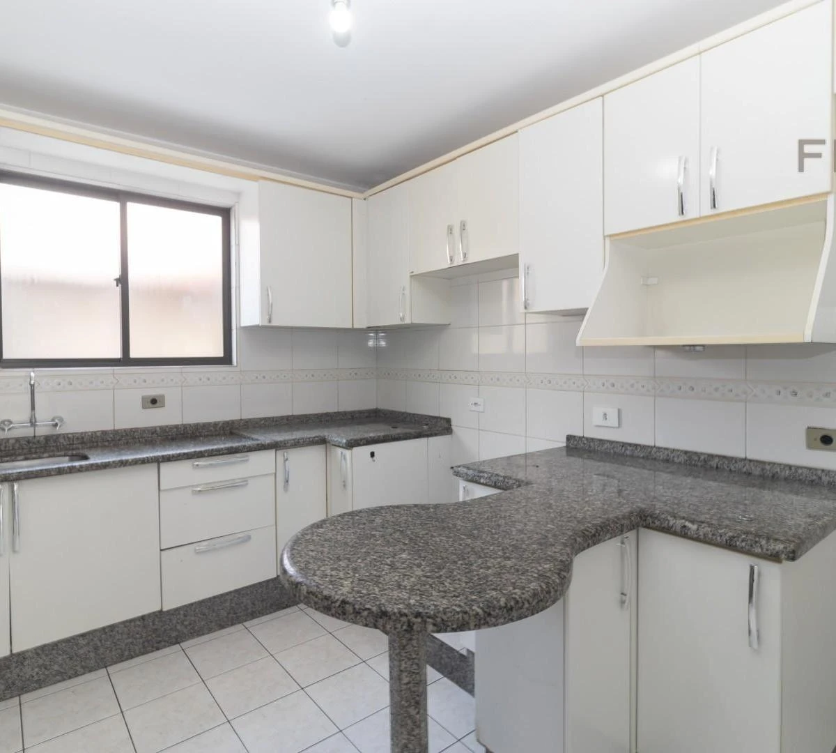 4-bedroom house with a bathtub in Curitiba — photo 5
