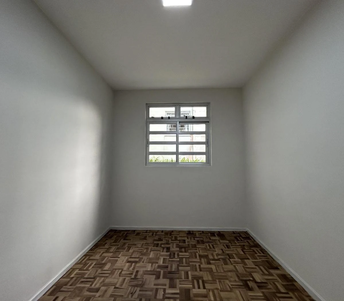 2-bedroom apartment with wood or laminate floors in Curitiba — photo 24
