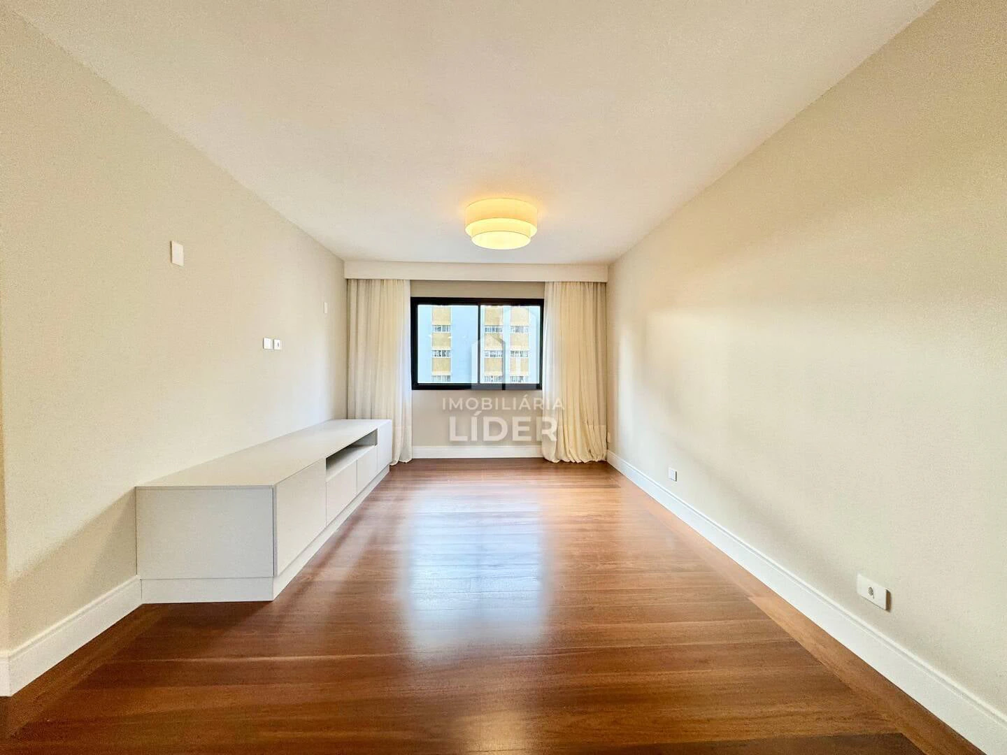Apartment with 4 bedrooms and 3 parking spots, balcony — photo 24