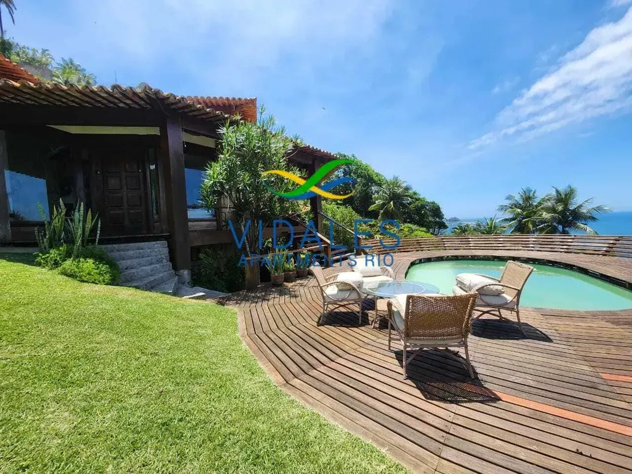 House with 4 bedrooms and 5 bathrooms plus outdoor areas — photo 8