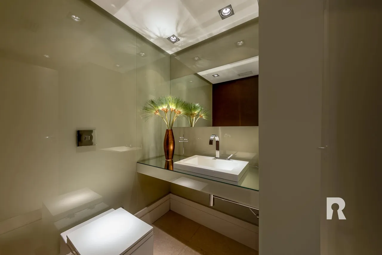 4-bedroom apartment with 5 bathrooms and enclosed balcony — photo 17