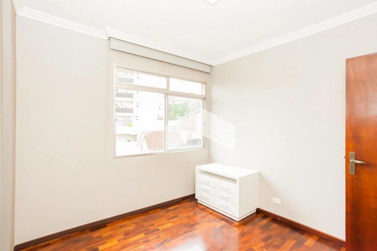 Apartment, 152 m², with wood or laminate floors — photo 16