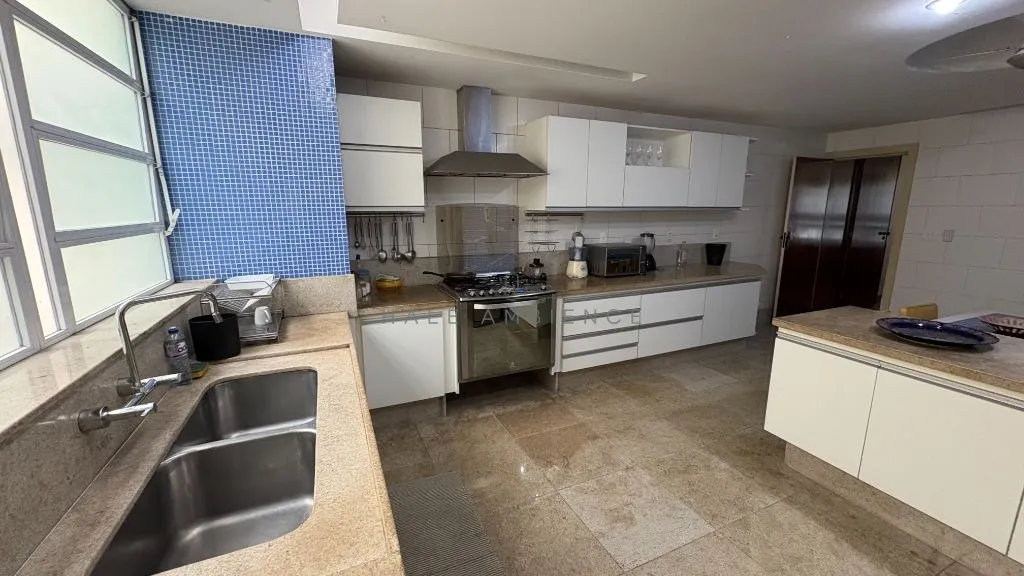 4-bedroom apartment with 4 bathrooms and 350 m² — photo 30