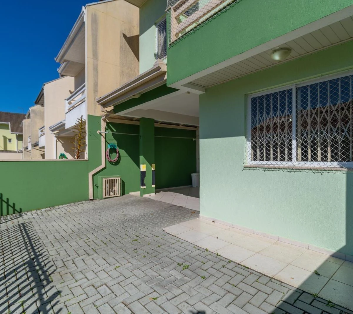 Walk-in closet in a 3-bedroom house, 140 m² — photo 26