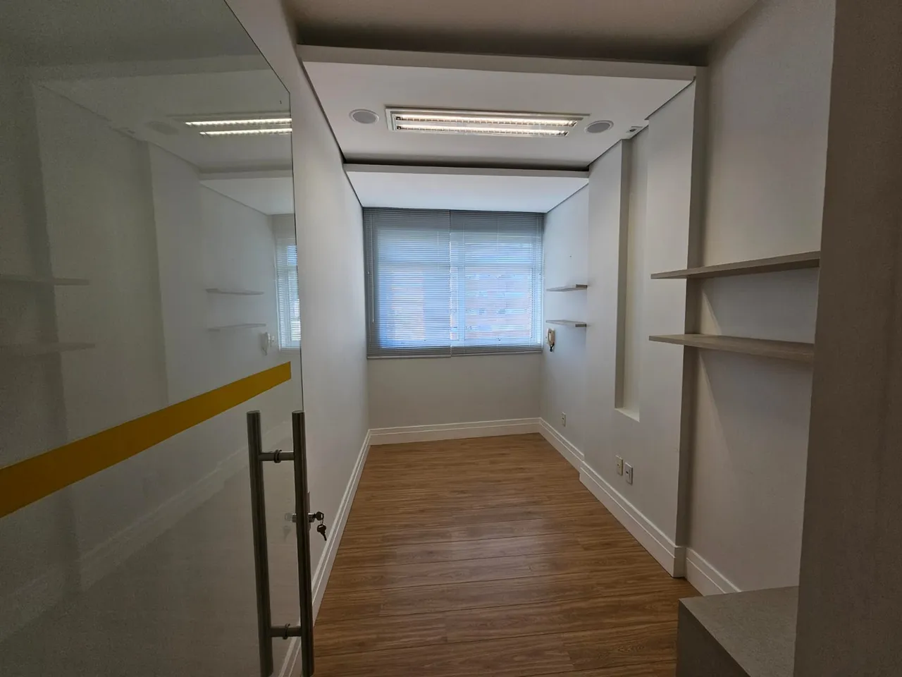 Unfurnished apartment with 2 bedrooms and air conditioning — photo 3