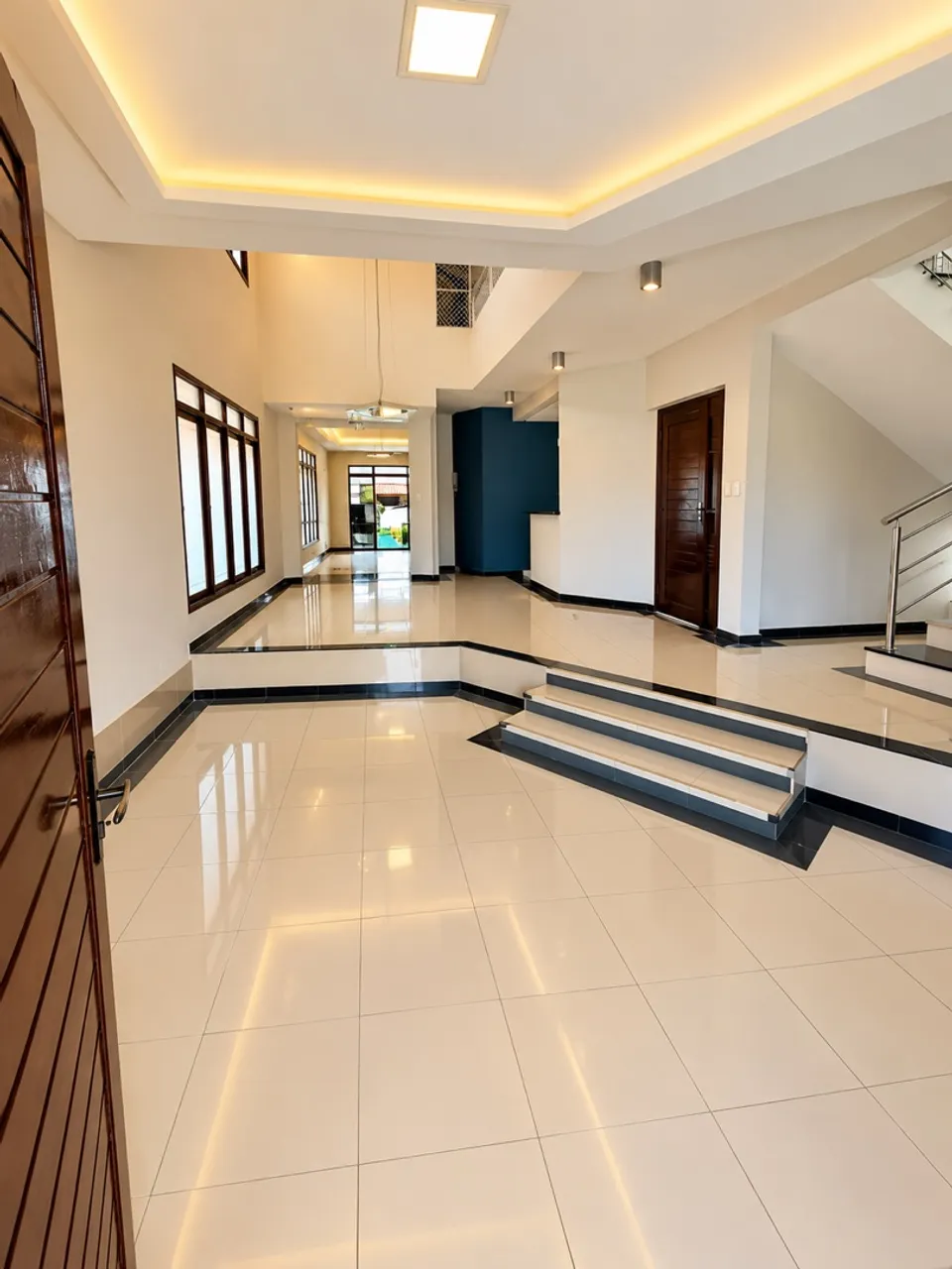 4-bedroom house, 380 m² — photo 3