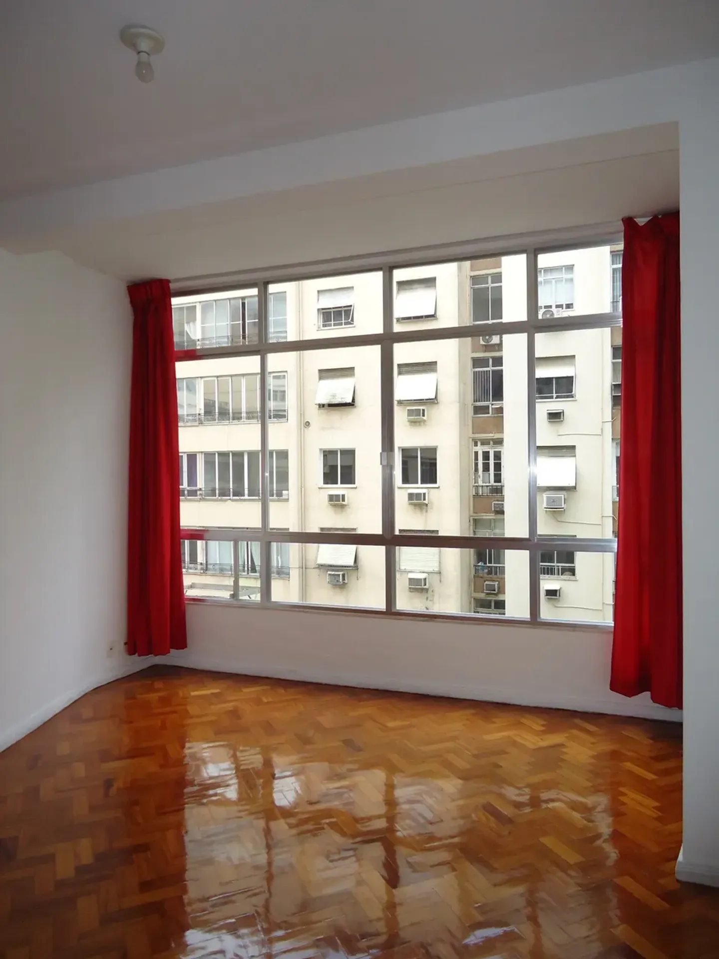 3-bedroom apartment with wood or laminate floors — photo 14
