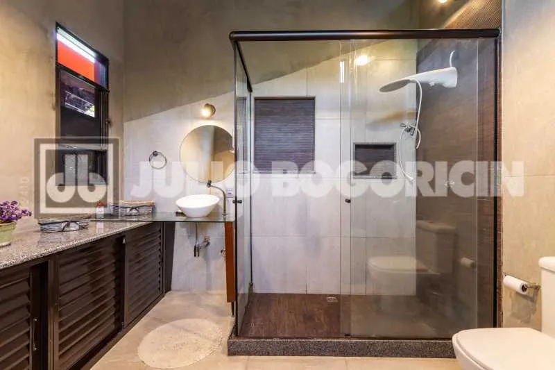 Balcony with a grill in a 5-bedroom house, 392 m² — photo 16