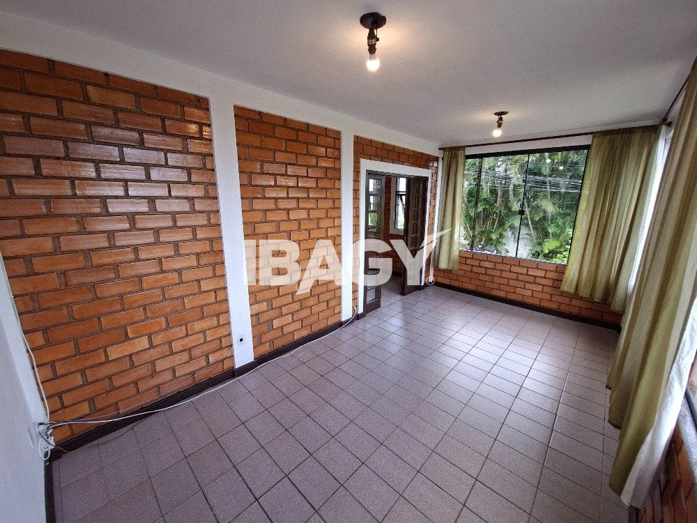 House with 3 bedrooms and a dedicated laundry area — photo 8