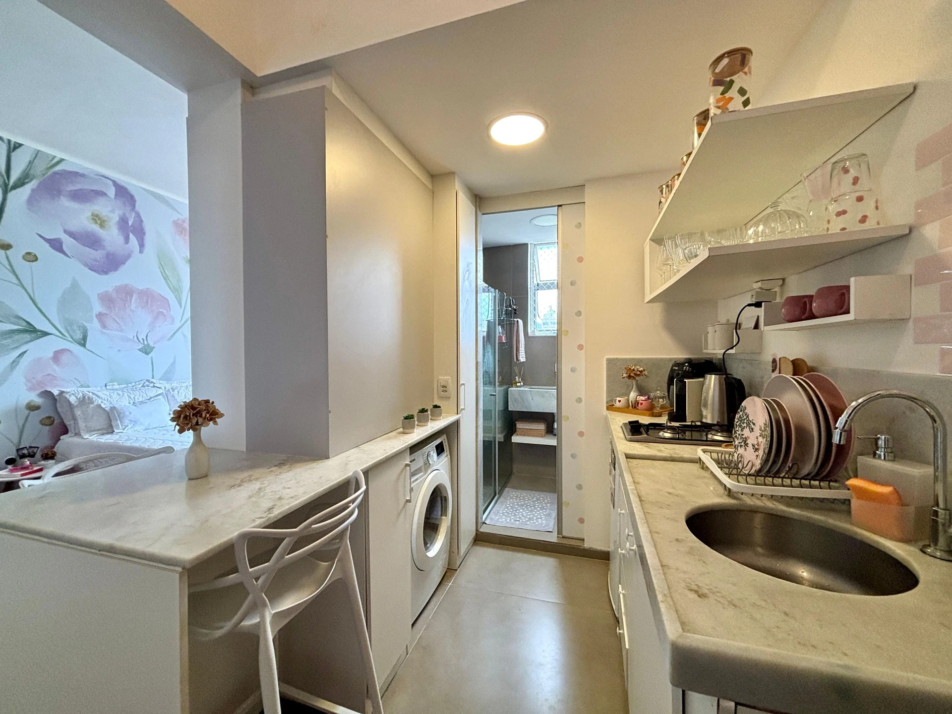 Furnished 1-bedroom apartment with open-plan gas kitchen — photo 9